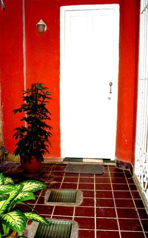 'Entrada privada apartamento 2' Casas particulares are an alternative to hotels in Cuba. Check our website cubaparticular.com often for new casas.