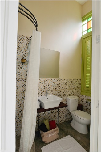 'Bano 2' Casas particulares are an alternative to hotels in Cuba. Check our website cubaparticular.com often for new casas.