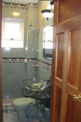 'Bano 2' Casas particulares are an alternative to hotels in Cuba. Check our website cubaparticular.com often for new casas.