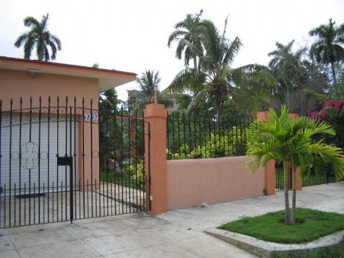 'frente casa' Casas particulares are an alternative to hotels in Cuba. Check our website cubaparticular.com often for new casas.